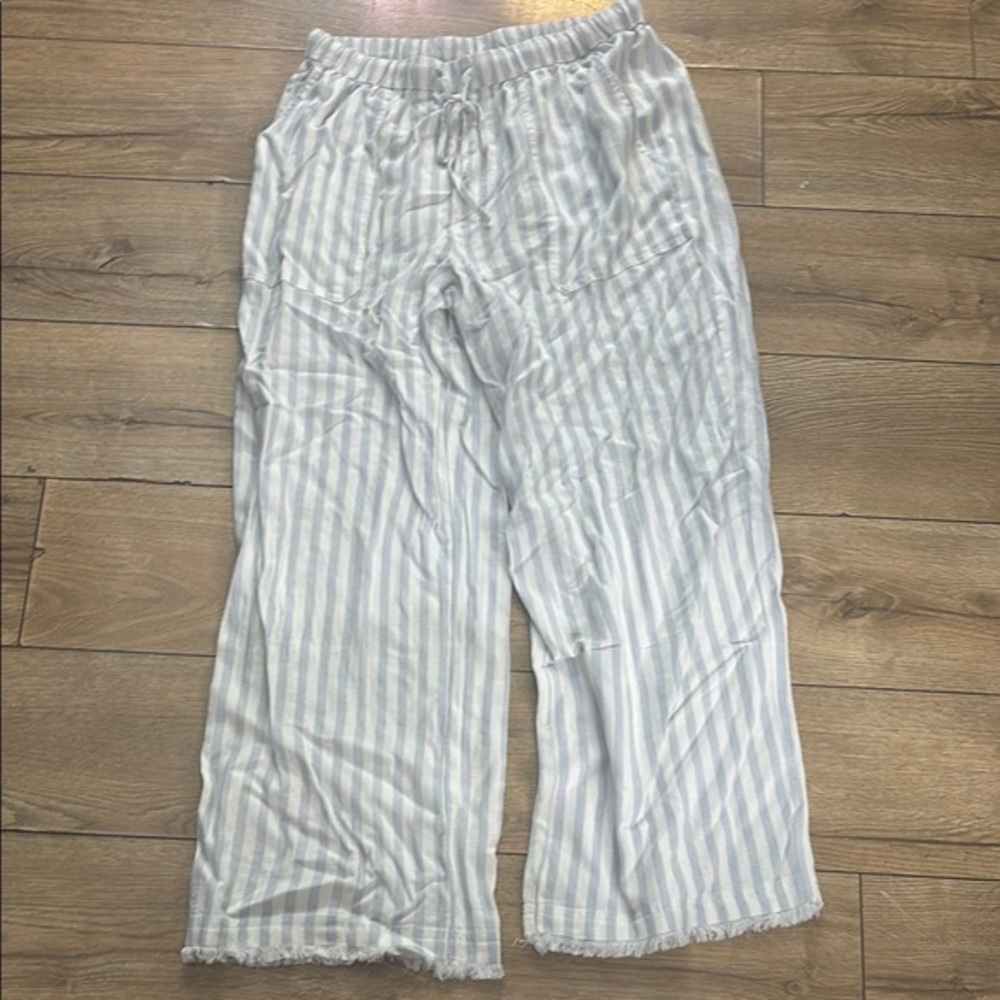 Splendid Gray and White Casual Capri Pants